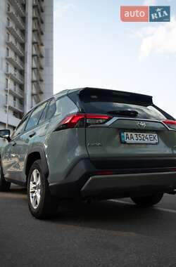 Позашляховик / Кросовер Toyota RAV4 2019 в 