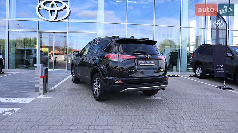 Позашляховик / Кросовер Toyota RAV4 2017 в Рівному