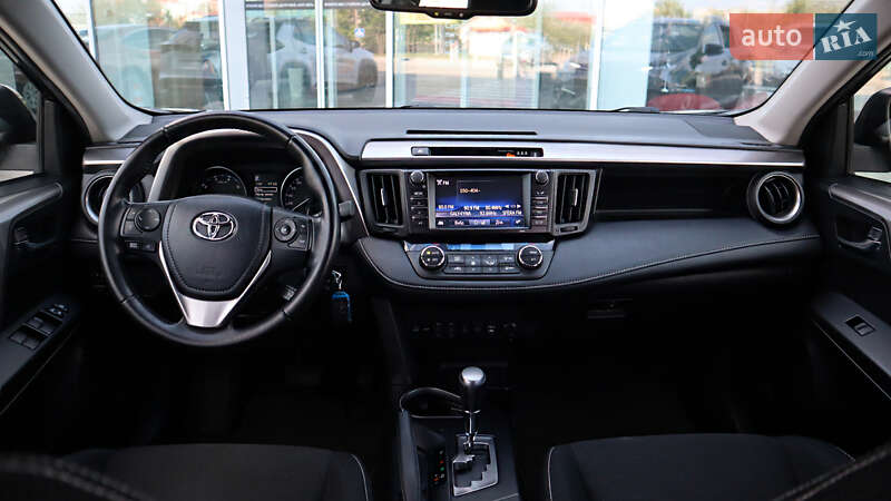 Позашляховик / Кросовер Toyota RAV4 2017 в Рівному