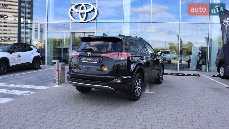 Позашляховик / Кросовер Toyota RAV4 2017 в Рівному