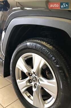 Внедорожник / Кроссовер Toyota RAV4 2019 в 
