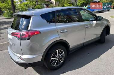 Позашляховик / Кросовер Toyota RAV4 2017 в 