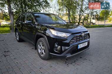 Позашляховик / Кросовер Toyota RAV4 2023 в 