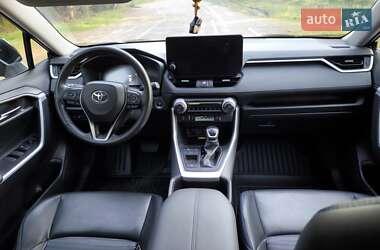 Позашляховик / Кросовер Toyota RAV4 2023 в 