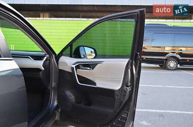 Внедорожник / Кроссовер Toyota RAV4 2020 в 