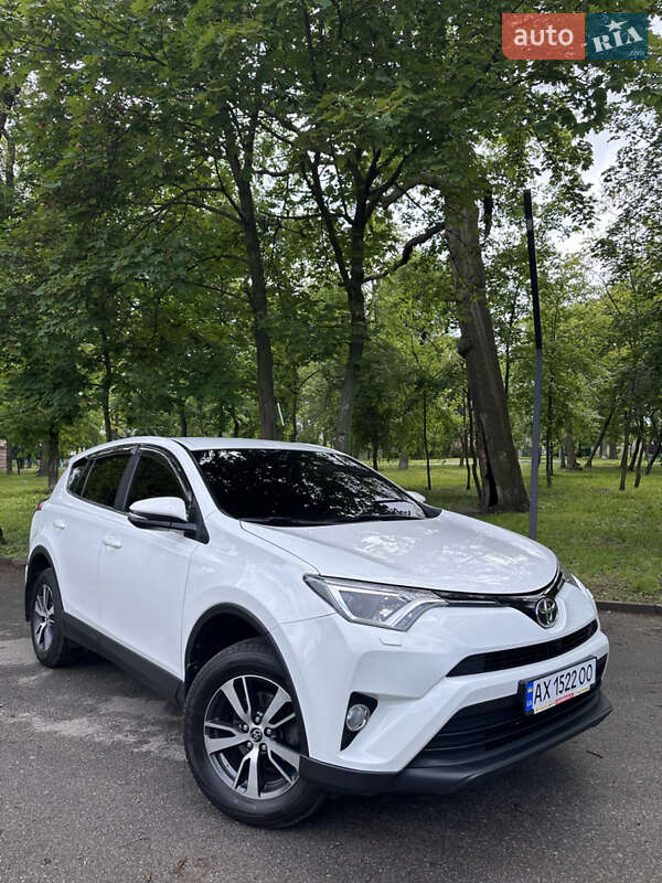 Внедорожник / Кроссовер Toyota RAV4 2017 в 