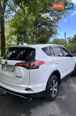 Внедорожник / Кроссовер Toyota RAV4 2017 в 