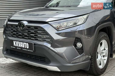 Позашляховик / Кросовер Toyota RAV4 2020 в 