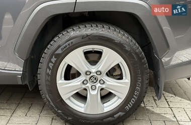 Позашляховик / Кросовер Toyota RAV4 2020 в 