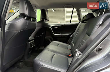 Позашляховик / Кросовер Toyota RAV4 2020 в 