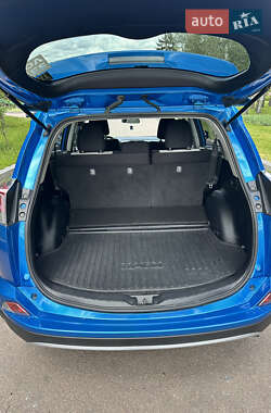 Внедорожник / Кроссовер Toyota RAV4 2018 в 