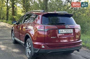 Внедорожник / Кроссовер Toyota RAV4 2018 в 