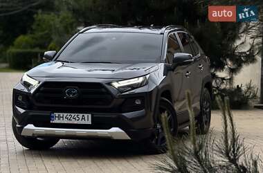Позашляховик / Кросовер Toyota RAV4 2021 в 