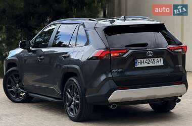 Позашляховик / Кросовер Toyota RAV4 2021 в 