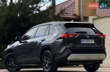 Позашляховик / Кросовер Toyota RAV4 2021 в 