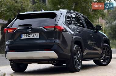 Позашляховик / Кросовер Toyota RAV4 2021 в 
