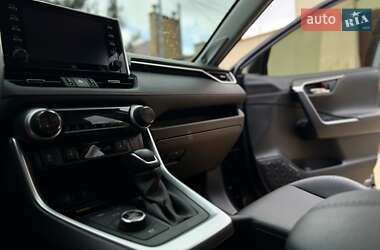 Позашляховик / Кросовер Toyota RAV4 2021 в 