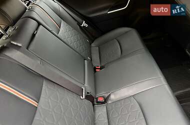 Позашляховик / Кросовер Toyota RAV4 2021 в 