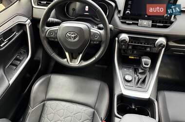 Позашляховик / Кросовер Toyota RAV4 2021 в 