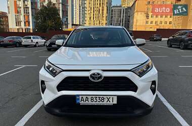 Внедорожник / Кроссовер Toyota RAV4 2019 в 