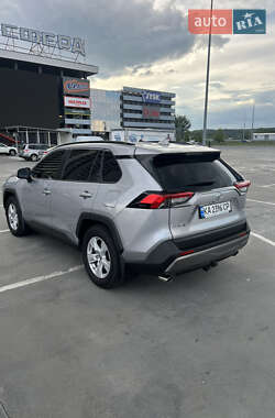 Позашляховик / Кросовер Toyota RAV4 2020 в 