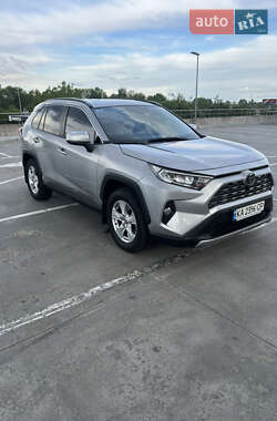 Позашляховик / Кросовер Toyota RAV4 2020 в 