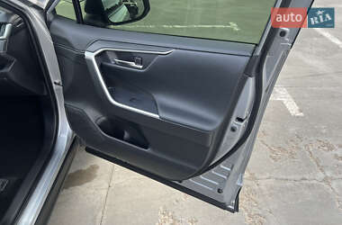 Позашляховик / Кросовер Toyota RAV4 2020 в 