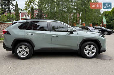 Позашляховик / Кросовер Toyota RAV4 2019 в 