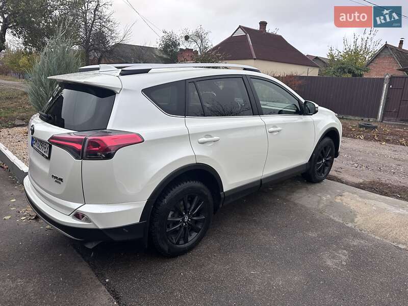 Позашляховик / Кросовер Toyota RAV4 2015 в Сумах