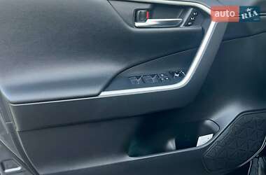 Позашляховик / Кросовер Toyota RAV4 2020 в 