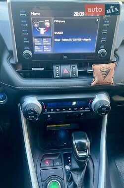Позашляховик / Кросовер Toyota RAV4 2020 в 