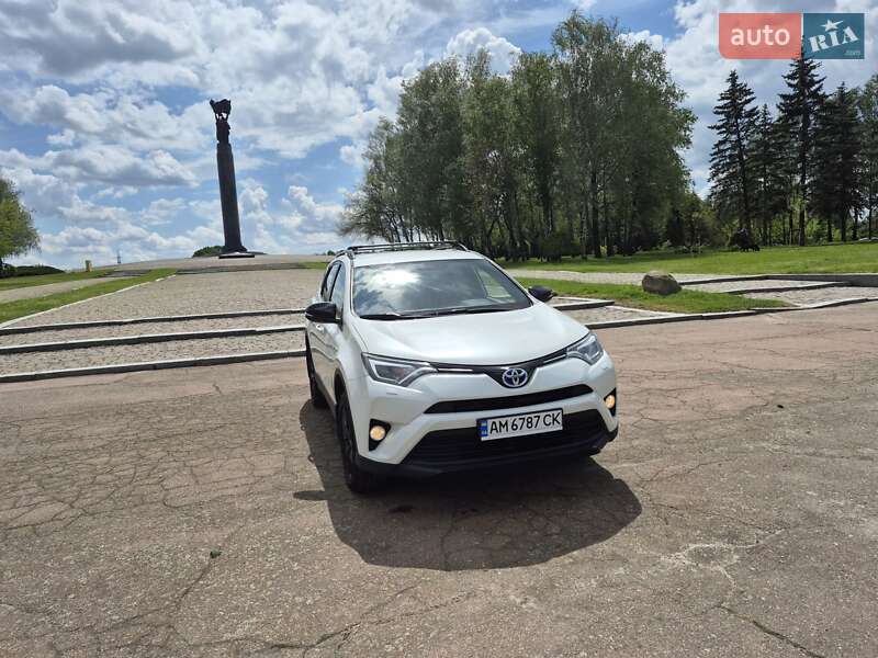 Позашляховик / Кросовер Toyota RAV4 2018 в 