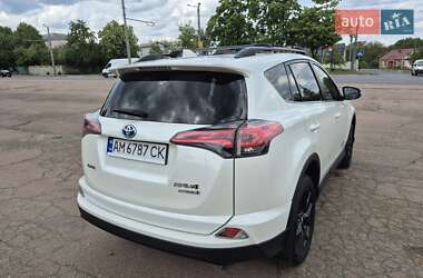Позашляховик / Кросовер Toyota RAV4 2018 в 