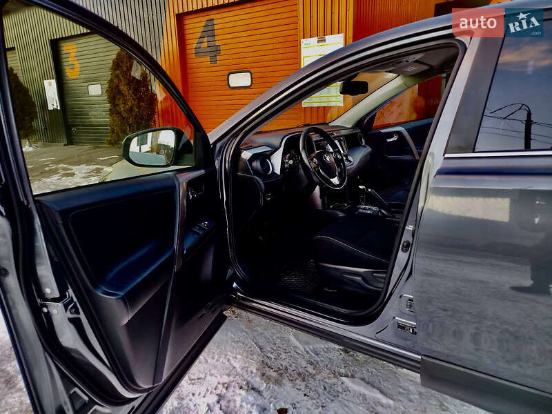 Позашляховик / Кросовер Toyota RAV4 2017 в Києві