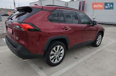 Позашляховик / Кросовер Toyota RAV4 2020 в 