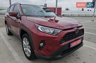 Позашляховик / Кросовер Toyota RAV4 2020 в 