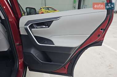 Позашляховик / Кросовер Toyota RAV4 2020 в 