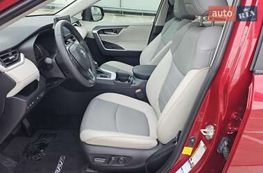 Позашляховик / Кросовер Toyota RAV4 2020 в 
