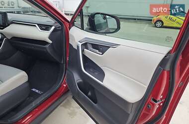 Позашляховик / Кросовер Toyota RAV4 2020 в 