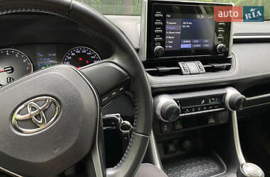 Позашляховик / Кросовер Toyota RAV4 2020 в 