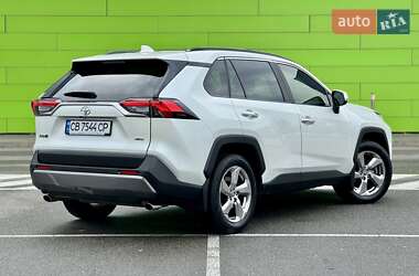 Позашляховик / Кросовер Toyota RAV4 2020 в 