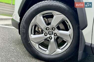 Позашляховик / Кросовер Toyota RAV4 2020 в 