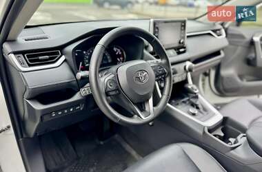 Позашляховик / Кросовер Toyota RAV4 2020 в 