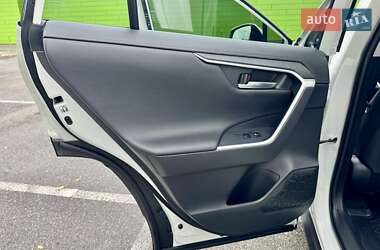 Позашляховик / Кросовер Toyota RAV4 2020 в 