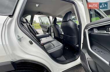 Позашляховик / Кросовер Toyota RAV4 2020 в 