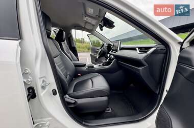 Позашляховик / Кросовер Toyota RAV4 2020 в 