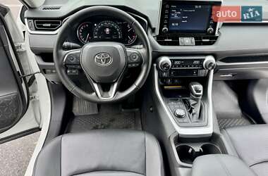 Позашляховик / Кросовер Toyota RAV4 2020 в 
