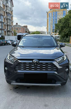 Внедорожник / Кроссовер Toyota RAV4 2020 в 
