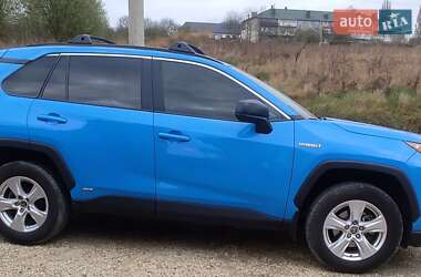 Внедорожник / Кроссовер Toyota RAV4 2021 в 