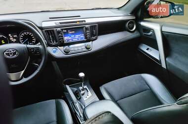 Внедорожник / Кроссовер Toyota RAV4 2018 в 